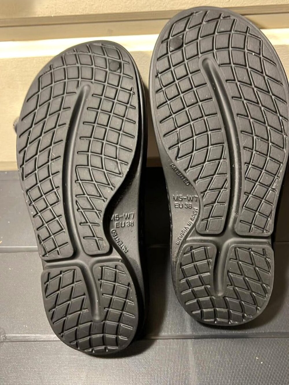 OOFOS OOclog Recovery Clogs • Black • Women’s 7 • Like New - Picture 7 of 8